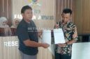 Dharu Suwandono (kiri) dan Yogi saat mengantar surat permohonan hearing di Kantor DPRD Jombang. (ISTIMEWA) 