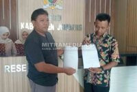 Dharu Suwandono (kiri) dan Yogi saat mengantar surat permohonan hearing di Kantor DPRD Jombang. (ISTIMEWA) 