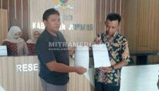Dharu Suwandono (kiri) dan Yogi saat mengantar surat permohonan hearing di Kantor DPRD Jombang. (ISTIMEWA) 