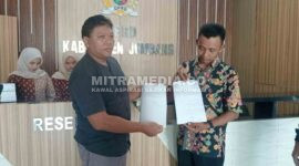 Dharu Suwandono (kiri) dan Yogi saat mengantar surat permohonan hearing di Kantor DPRD Jombang. (ISTIMEWA) 