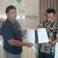 Dharu Suwandono (kiri) dan Yogi saat mengantar surat permohonan hearing di Kantor DPRD Jombang. (ISTIMEWA) 