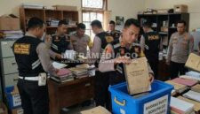 Ilustrasi polisi memeriksa sejumlah dokumen terkait dugaan korusi dana desa. (MITRAMEDIA) 