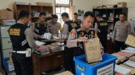 Ilustrasi polisi memeriksa sejumlah dokumen terkait dugaan korusi dana desa. (MITRAMEDIA) 