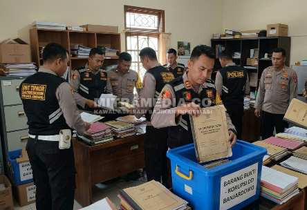 Ilustrasi polisi memeriksa sejumlah dokumen terkait dugaan korusi dana desa. (MITRAMEDIA) 