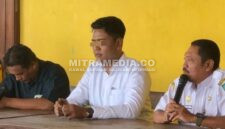 Rahardian Firmansyah, Kepala Desa Banjardowo (tengah). (DOK MITRAMEDIA) 