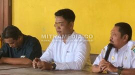 Rahardian Firmansyah, Kepala Desa Banjardowo (tengah). (DOK MITRAMEDIA) 
