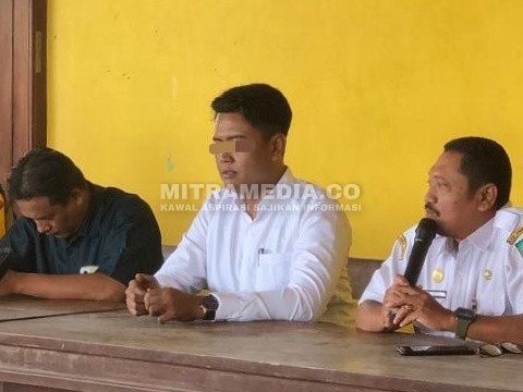 Rahardian Firmansyah, Kepala Desa Banjardowo (tengah). (DOK MITRAMEDIA) 