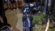 Kondisi motor Honda Scoopy yang dikendarai oleh tiga santri ringsek usai terlibat kecelakaan di Jombang. (ISTIMEWA/MITRAMEDIA)