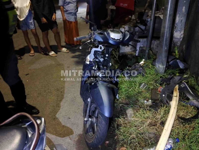 Kondisi motor Honda Scoopy yang dikendarai oleh tiga santri ringsek usai terlibat kecelakaan di Jombang. (ISTIMEWA/MITRAMEDIA) 