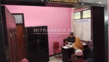 Sejumlah wali murid saat mengadukan dugaan penahanan ijazah ke Dewan Pendidikan. (ISTIMEWA)