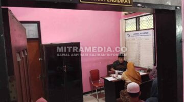 Sejumlah wali murid saat mengadukan dugaan penahanan ijazah ke Dewan Pendidikan. (ISTIMEWA)