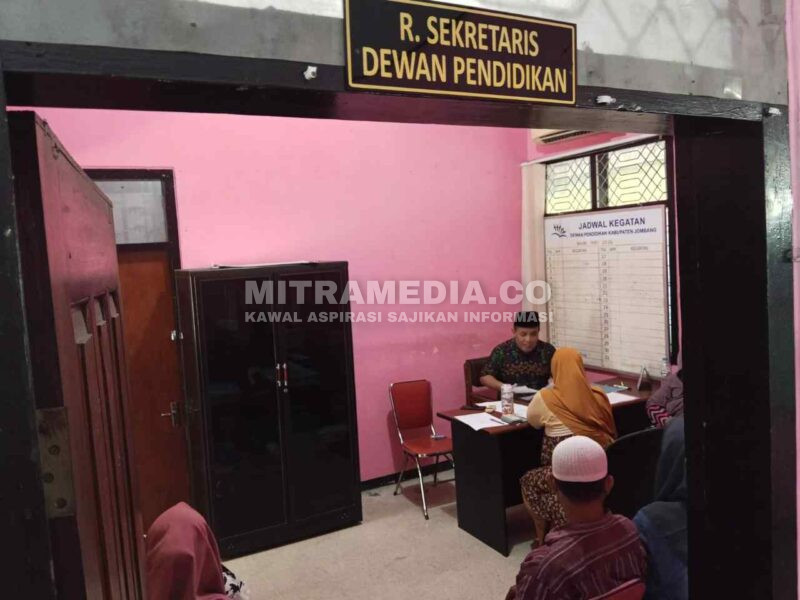 Sejumlah wali murid saat mengadukan dugaan penahanan ijazah ke Dewan Pendidikan. (ISTIMEWA) 
