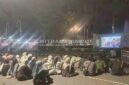 Mahasiswa Jombang nonton film Pesta Babi di depan Pendopo Bupati. (ISTIMEWA) 