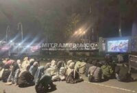 Mahasiswa Jombang nonton film Pesta Babi di depan Pendopo Bupati. (ISTIMEWA) 