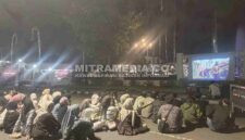 Mahasiswa Jombang nonton film Pesta Babi di depan Pendopo Bupati. (ISTIMEWA) 