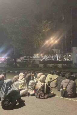 Pemerintah Pusat Otoriter, Mahasiswa Jombang Nekat Gelar Pesta Babi di Depan Pendopo Bupati