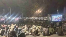 Mahasiswa Jombang nonton film Pesta Babi di depan Pendopo Bupati. (ISTIMEWA) 