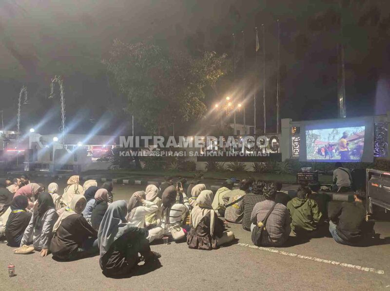 Mahasiswa Jombang nonton film Pesta Babi di depan Pendopo Bupati. (ISTIMEWA) 