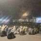 Mahasiswa Jombang nonton film Pesta Babi di depan Pendopo Bupati. (ISTIMEWA) 