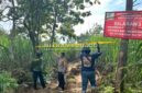 Garis polisi dipasang di Hutan Jombang yang diduga telah di acak-acak oleh ekskavator para pengusaha tebu. (MITRAMEDIA/INDEPTHNEWS) 