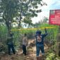 Garis polisi dipasang di Hutan Jombang yang diduga telah di acak-acak oleh ekskavator para pengusaha tebu. (MITRAMEDIA/INDEPTHNEWS) 
