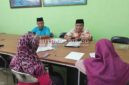 Dua wali murid saat mengadu di Kantor Dewan Pendidikan Jombang. (ISTIMEWA) 