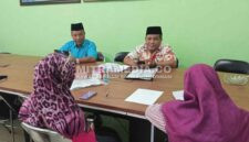 Dua wali murid saat mengadu di Kantor Dewan Pendidikan Jombang. (ISTIMEWA) 