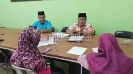 Dua wali murid saat mengadu di Kantor Dewan Pendidikan Jombang. (ISTIMEWA) 