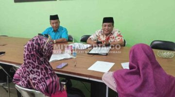 Dua wali murid saat mengadu di Kantor Dewan Pendidikan Jombang. (ISTIMEWA) 