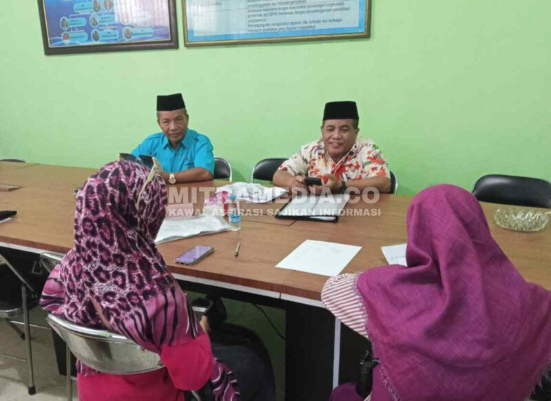 Dua wali murid saat mengadu di Kantor Dewan Pendidikan Jombang. (ISTIMEWA) 