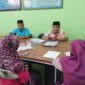 Dua wali murid saat mengadu di Kantor Dewan Pendidikan Jombang. (ISTIMEWA) 