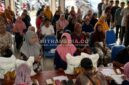 Warga Jombang saat menerima bantuan pangan dari Bulog. (Foto: MITRAMEDIA) 