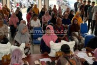 Warga Jombang saat menerima bantuan pangan dari Bulog. (Foto: MITRAMEDIA) 