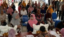 Warga Jombang saat menerima bantuan pangan dari Bulog. (Foto: MITRAMEDIA)