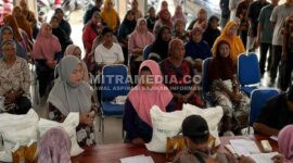 Warga Jombang saat menerima bantuan pangan dari Bulog. (Foto: MITRAMEDIA) 