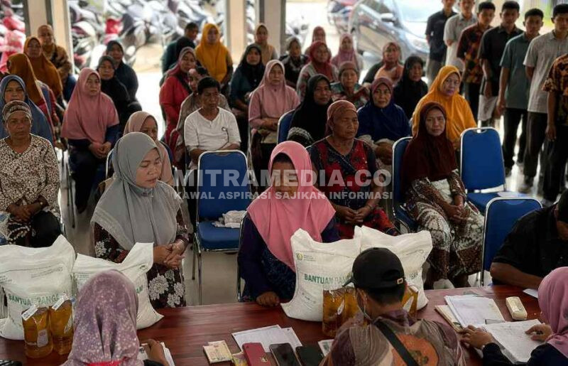 Warga Jombang saat menerima bantuan pangan dari Bulog. (Foto: MITRAMEDIA) 