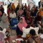 Warga Jombang saat menerima bantuan pangan dari Bulog. (Foto: MITRAMEDIA) 