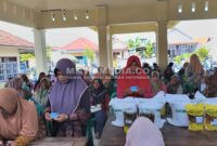 BULOG Mojokerto saat melakukan penyaluran bantuan pangan. (MITRAMEDIA) 