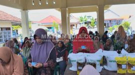 BULOG Mojokerto saat melakukan penyaluran bantuan pangan. (MITRAMEDIA) 