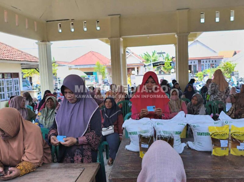 BULOG Mojokerto saat melakukan penyaluran bantuan pangan. (MITRAMEDIA) 