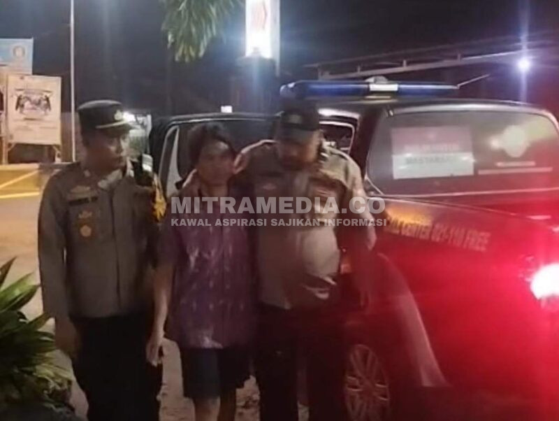 Seorang pria depresi saat diamankan polisi. (Istimewa) 