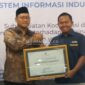 Kepala Kantor Cabang Perum Bulog Mojokerto, Muhammad Husin saat mendapat penghargaan dari Pemkab Mojokerto. (MITRAMEDIA) 