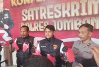 Kasat Reskrim Polres Jombang AKP Magribi Agus Saputra (tengah) saat menunjukkan barang bukti dalam jumpa pers di Mapolres Jombang. (ANANG/MITRAMEDIA.CO) 
