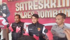 Kasat Reskrim Polres Jombang AKP Magribi Agus Saputra (tengah) saat menunjukkan barang bukti dalam jumpa pers di Mapolres Jombang. (ANANG/MITRAMEDIA.CO)