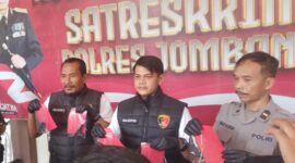 Kasat Reskrim Polres Jombang AKP Magribi Agus Saputra (tengah) saat menunjukkan barang bukti dalam jumpa pers di Mapolres Jombang. (ANANG/MITRAMEDIA.CO) 