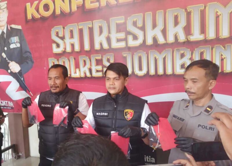 Kasat Reskrim Polres Jombang AKP Magribi Agus Saputra (tengah) saat menunjukkan barang bukti dalam jumpa pers di Mapolres Jombang. (ANANG/MITRAMEDIA.CO) 