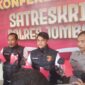 Kasat Reskrim Polres Jombang AKP Magribi Agus Saputra (tengah) saat menunjukkan barang bukti dalam jumpa pers di Mapolres Jombang. (ANANG/MITRAMEDIA.CO) 