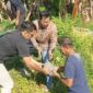Sekretaris Yayasan Insan Cita Jombang, Drs. Medan Amrullah, M.AP secara simbolis melanjutkan pembangunan Grha Cak Nur di Dusun Jatisari, Desa Pandanwangi, Kecamatan Diwek, Kabupaten Jombang. (MITRAMEDIA) 