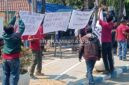 Para pekerja yang di-PHK mendirikan tenda dari terpal dan menuliskan kalimat protes di poster yang menyebut Disnaker Jombang tak bisa segera memberikan solusi. (Istimewa) 