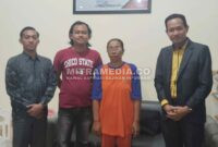 Pengacara pihak lembaga pendidikan dari Firma Hukum SSA AL-WAHID, Syarahuddin, SH., atau Bang Reza (kanan) saat RJ di Mapolres Jombang. (MITRAMEDIA) 